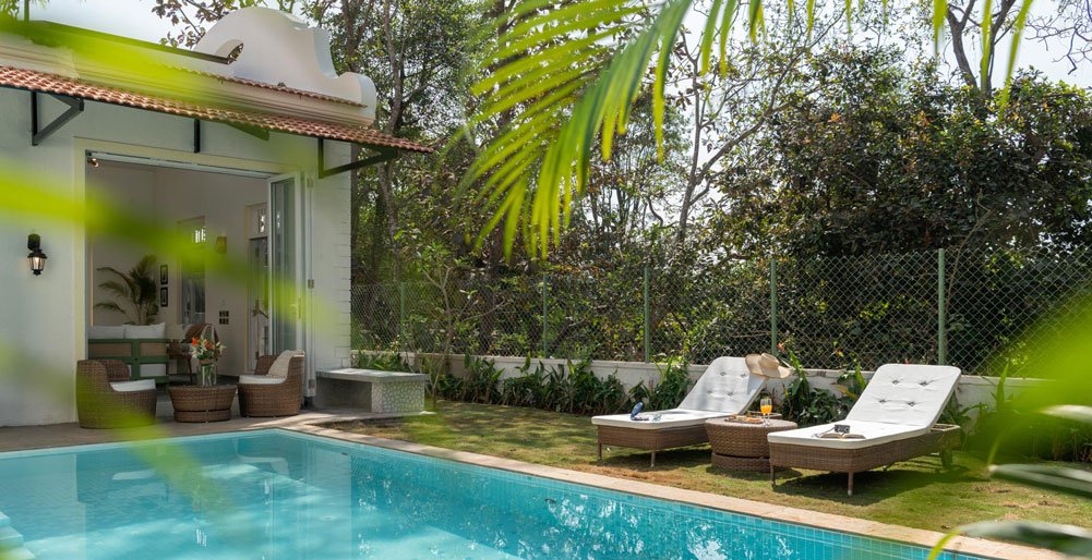 Colina Villa B - Poolside area